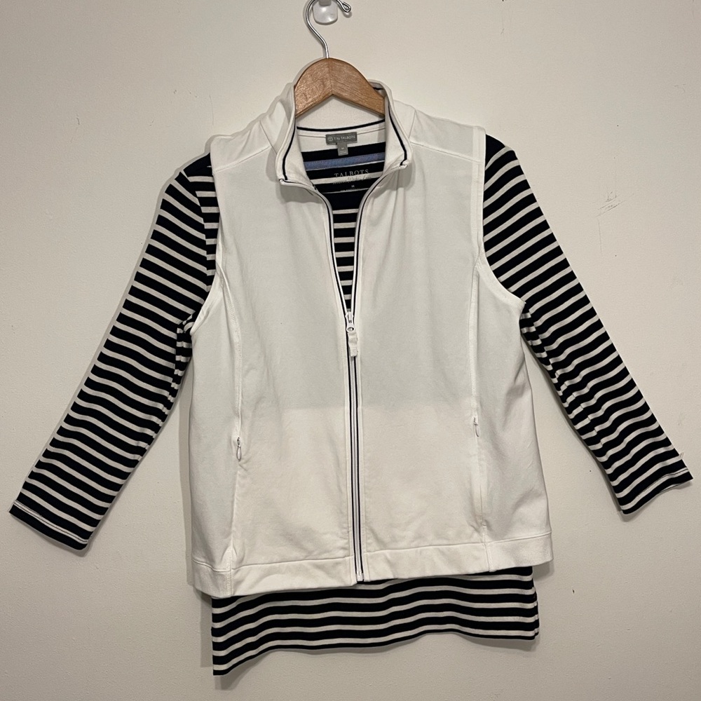 Women Med Sports Talbot Long sleeve Navy blue-black shirt with solid white vest.